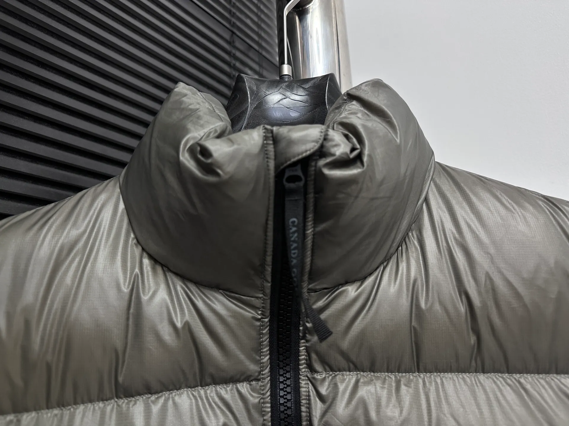 P560 [Canada Goose] Big Goose🦢Puff Down Vest has always been recognized as the warmest down jacket. Various Instagram celebrities, Internet celebrities, and celebrities often wear it for street photos. I make Canada Goose every year, but I still can't get rid of my love for it. No matter how cold the days are, there is no need to be afraid, because there is! Filled with 90% white duck down, it is the legendary warmest down jacket and is known as a must-have for Arctic outdoor sports! The most popular down jacket in the world, celebrities are rushing to buy it, it is a must-have! Size: XS-XL